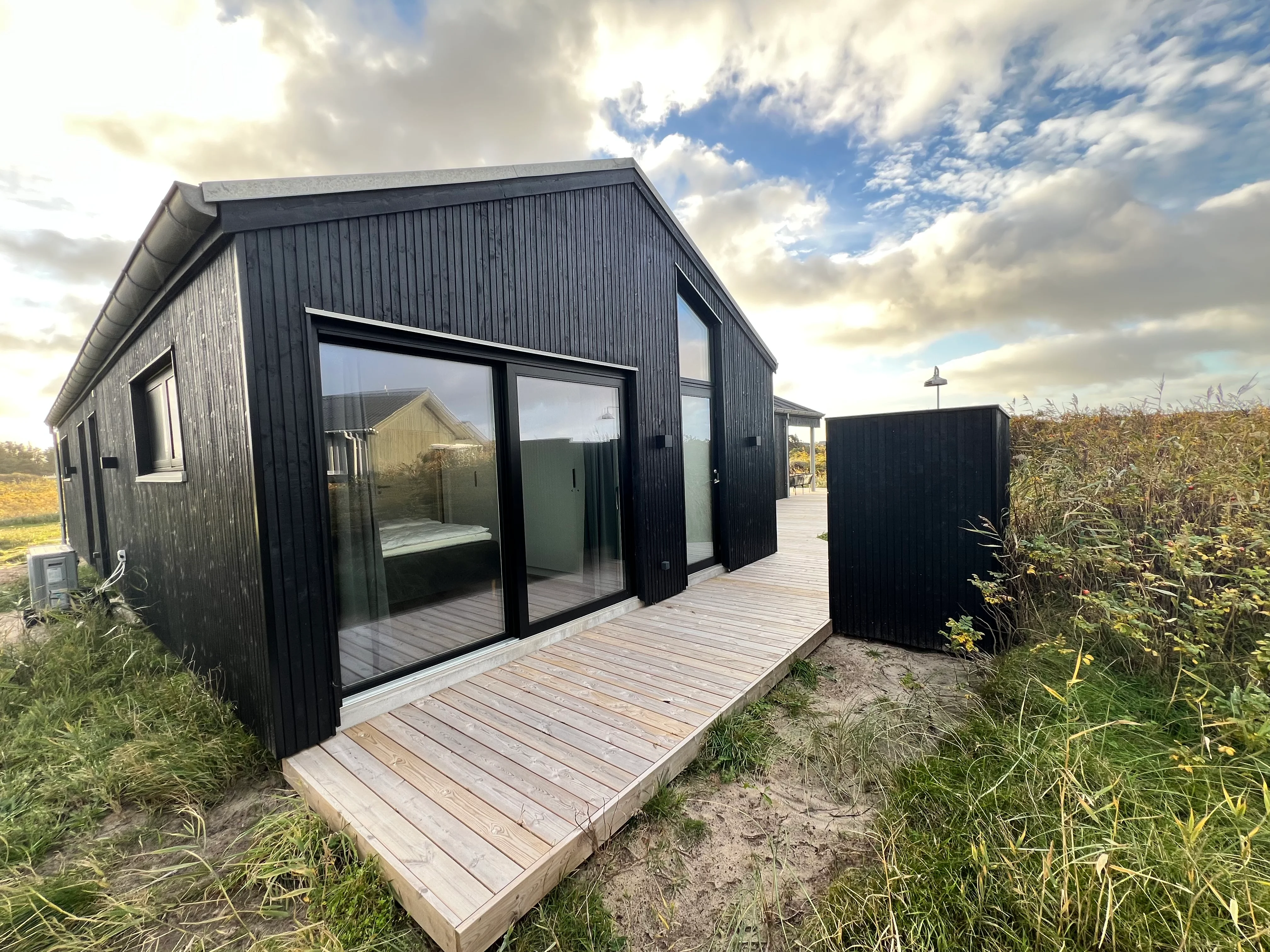 Udebruser ved sommerhus i Løkken — Yderskov Arkitekter